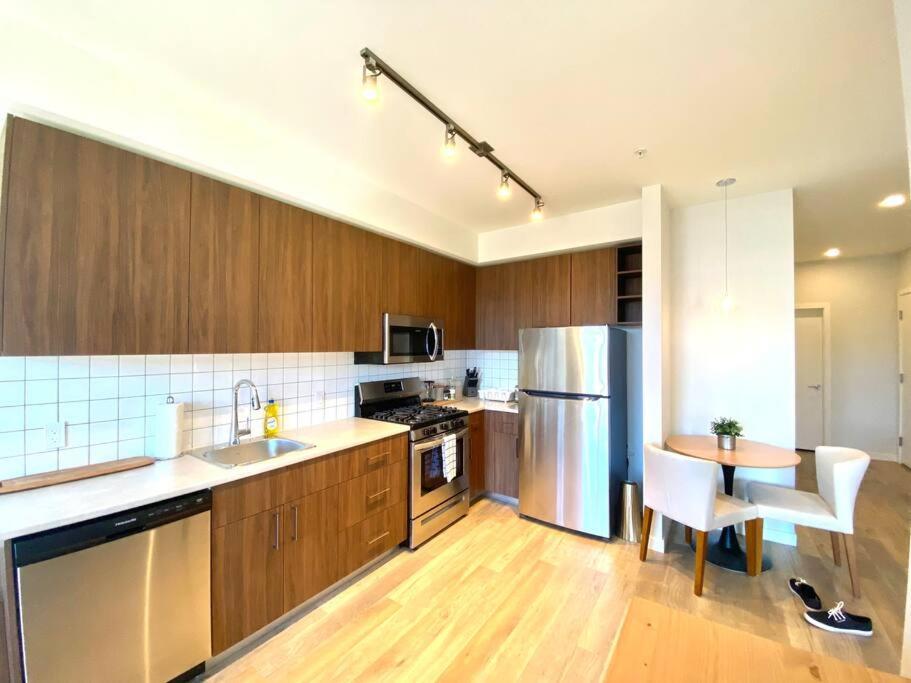 Lovely Brand New Condo Sidney Exterior photo