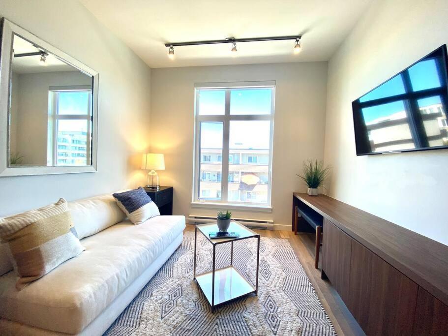 Lovely Brand New Condo Sidney Exterior photo